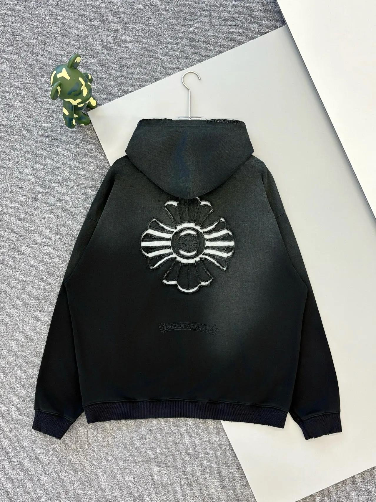 P340 [Higher version] Chrome Hearts*Chrome heart patch embroidered horseshoe logo‼ ️Hooded sweatshirt *Made of double-strand double yarn 430g pure cotton sweatshirt fabric. The fabric is woven with double-strand twisting, which is 40% stronger than single-strand yarn, forming a three-dimensional texture similar to the texture of tripe. It not only maintains the moisture absorption and breathability of pure cotton, but also achieves "softness but not collapse" through double-strand thickening. The whole strip is scanned and sprayed with technology The washing process produces a natural fading effect in parts, and the os version has a more lazy and loose feel. *Laser burnt patch embroidery➕Frayed process: micro-label on the chest patch, large logo horseshoe pattern on the back, heavy laser burnt three-dimensional patch embroidery pattern design, washed and frayed, and the overall garment presents a lazy style. *Whether it is for daily outings or sports and fitness, it can show your trendy attitude and become the focus of the street, with all three standards. Unisex style 𝐂𝐎𝐋𝐎𝐔𝐑: white blue black 𝐒𝐈𝐙𝐄: S-XL
